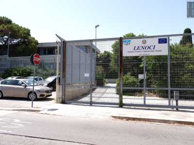 Nato come Quarto Istituto Commerciale nei piani superiori del Marconi, mantenne questa intitolazione fino al 1981, quando l'istituto venne trasferito nel neonato Polivalente assumendo il nome del parlamentare barese Vito Vittorio Lenoci